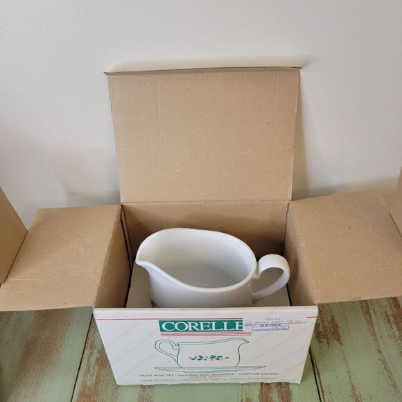 New in Box Vintage Corelle Winter Holly Ceramic Gravy Boat with Underplate - Picture 13 of 16